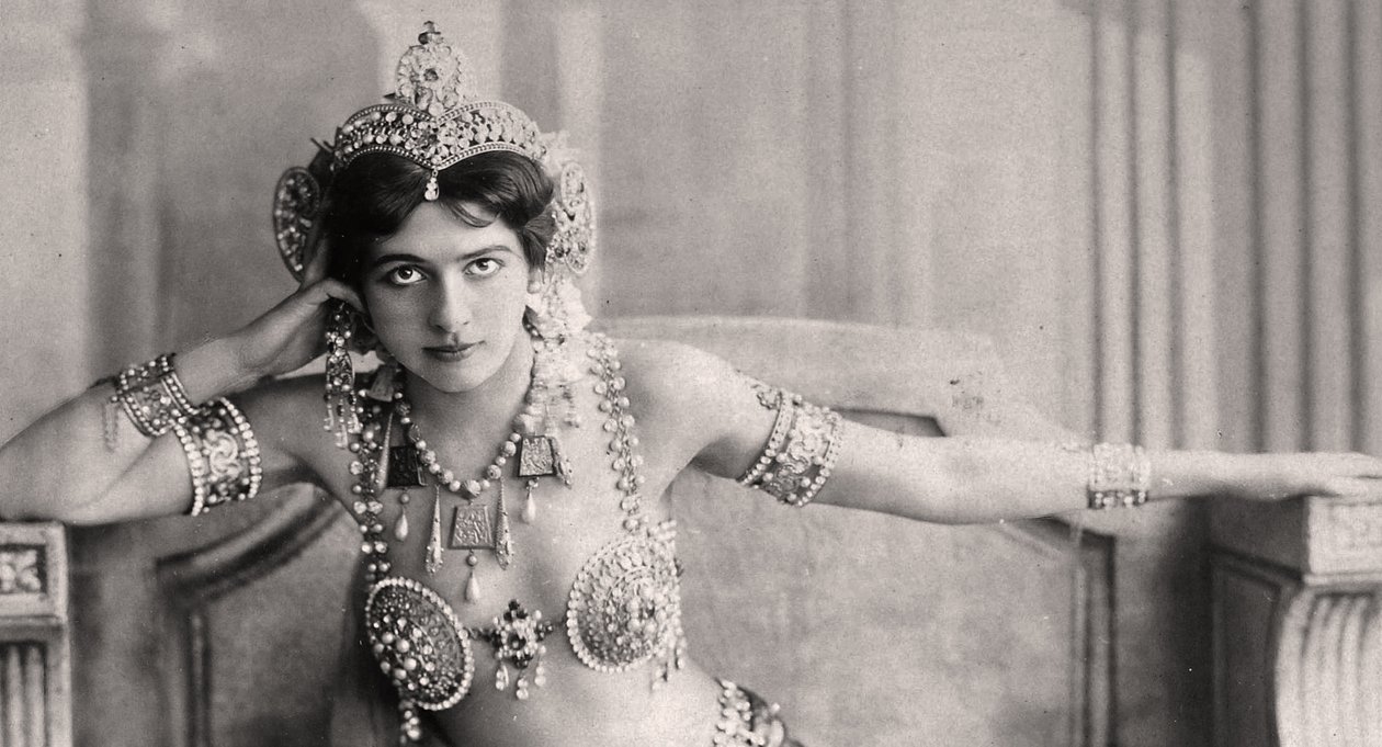 ماتا هاري ترتدي بيكيني مرصع بالجواهر. ج .1910 بواسطة غير معروف غير معروف