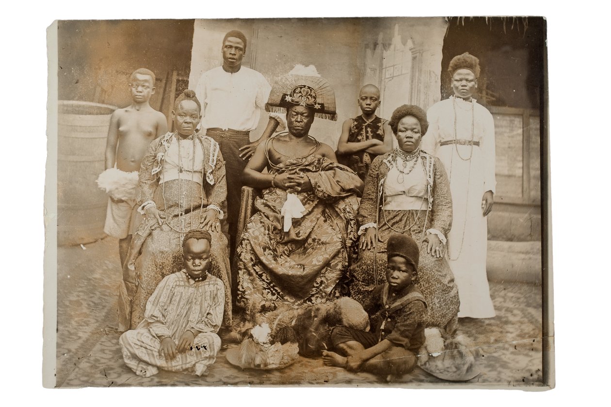 أوفرامي ، ملك بنين السابق ، وجناحه ، نيجيريا ، حوالي 1900 بواسطة غير معروف غير معروف