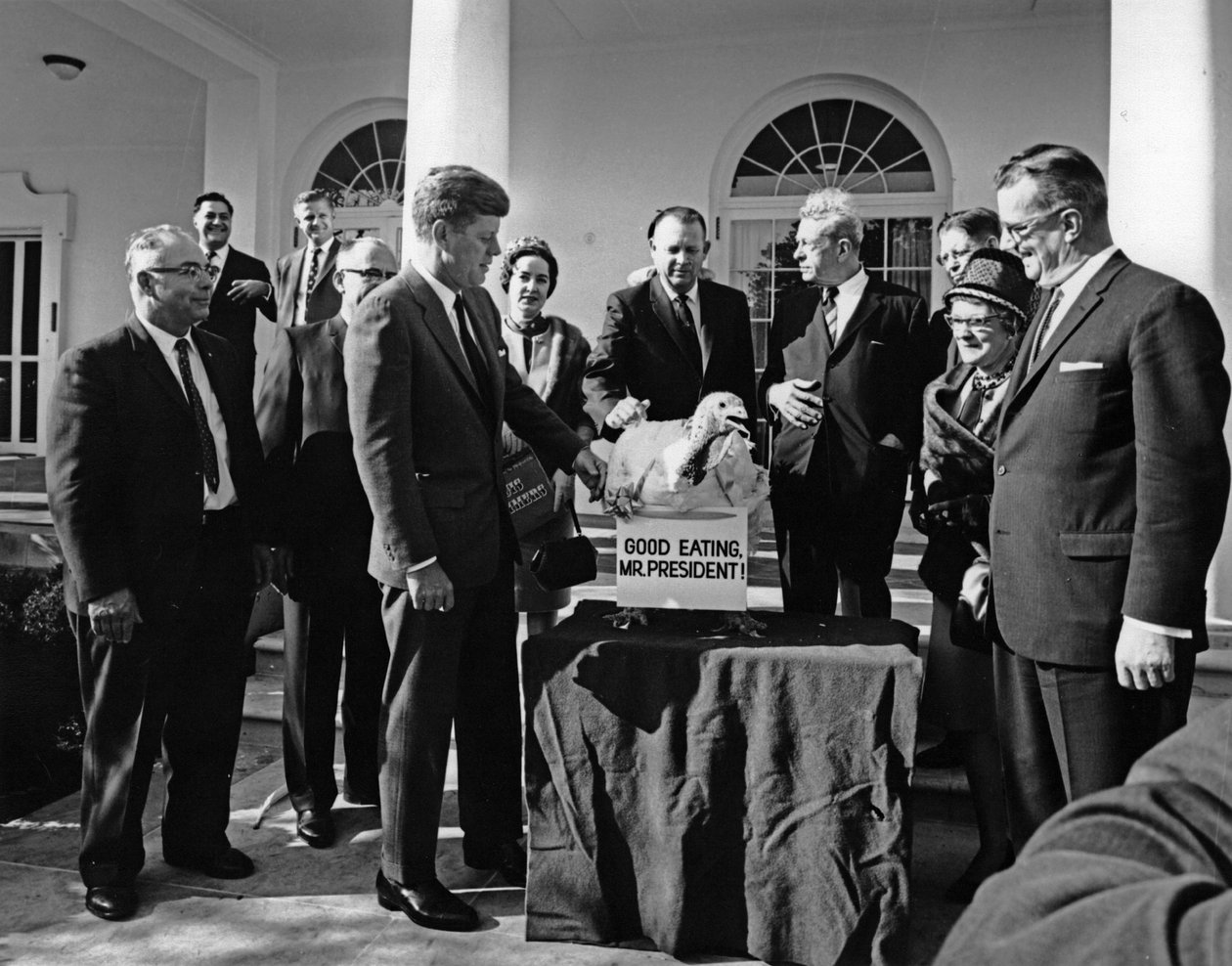 الرئيس جون ف.كينيدي يستقبل عيد الشكر لتركيا في البيت الأبيض ، نوفمبر 1963 بواسطة غير معروف غير معروف