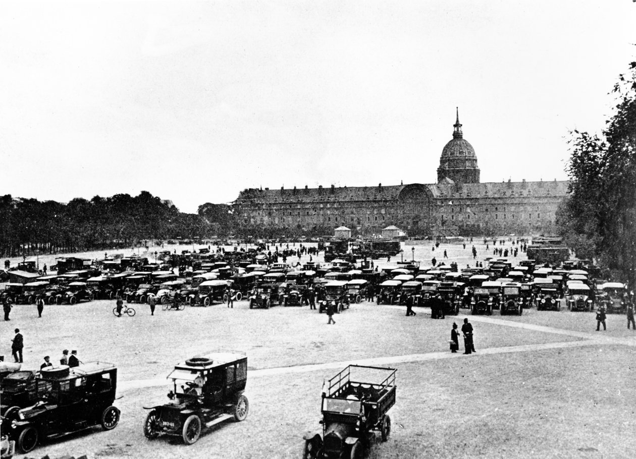تاكسيات المارن تجمعت في Invalides في باريس استعدادًا لمغادرتهم لنقل القوات إلى معركة المارن الأولى ، سبتمبر 1914 بواسطة غير معروف غير معروف