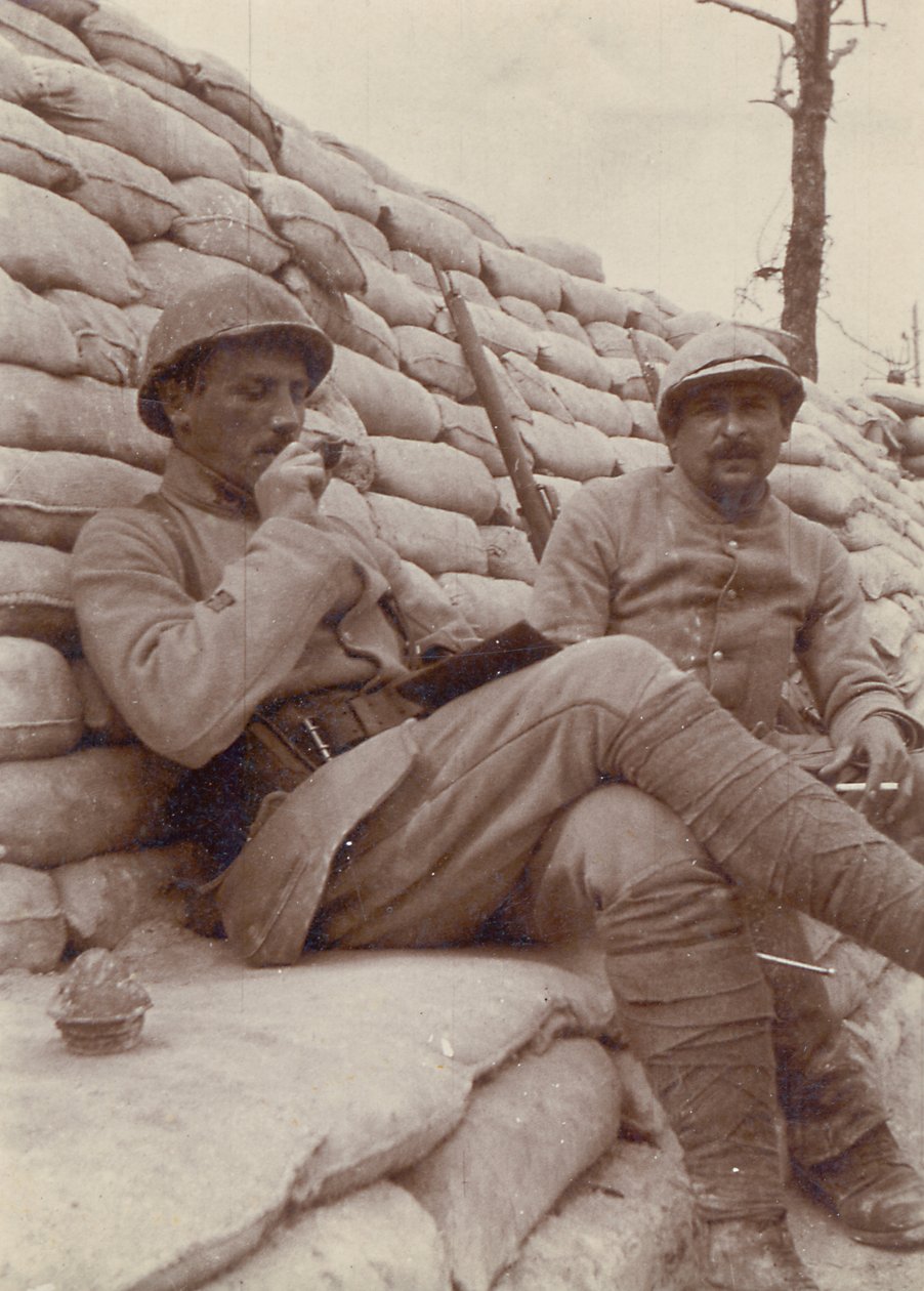 جنديان يدخنان في خندق ، الحرب العالمية الأولى ، 1914-1918 بواسطة غير معروف غير معروف