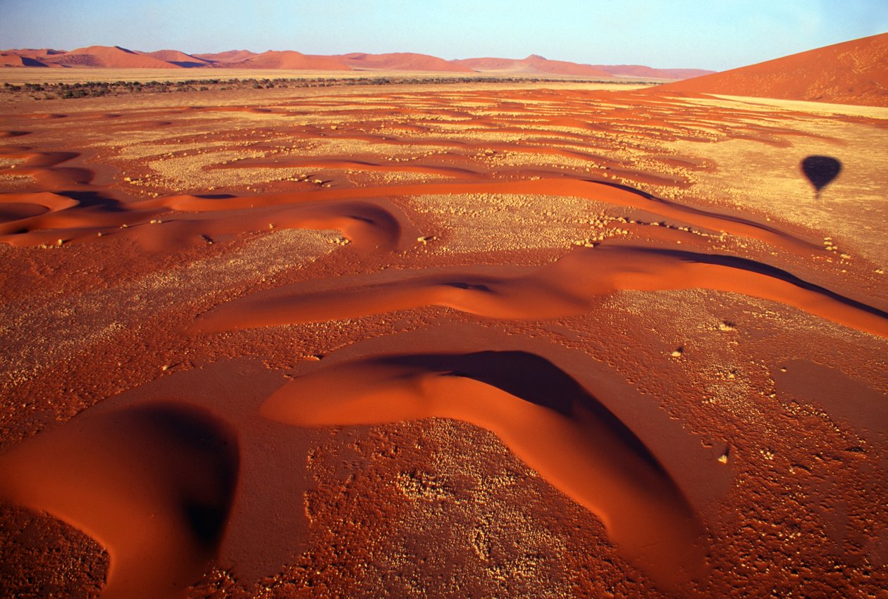 منظر فوق وادي كثبان رملية من رحلة منطاد الهواء الساخن بعد شروق الشمس بالقرب من Sossusvlei في صحراء ناميب ، ناميبيا. 24-07-2003. بواسطة غير معروف غير معروف
