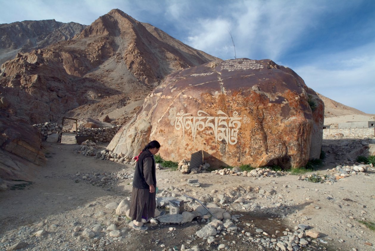 امرأة من قرية Ladakhi تجلب الماء من أنبوب جماعي ، Tangtse ، Ladakh ، الهند (الصورة) بواسطة غير معروف