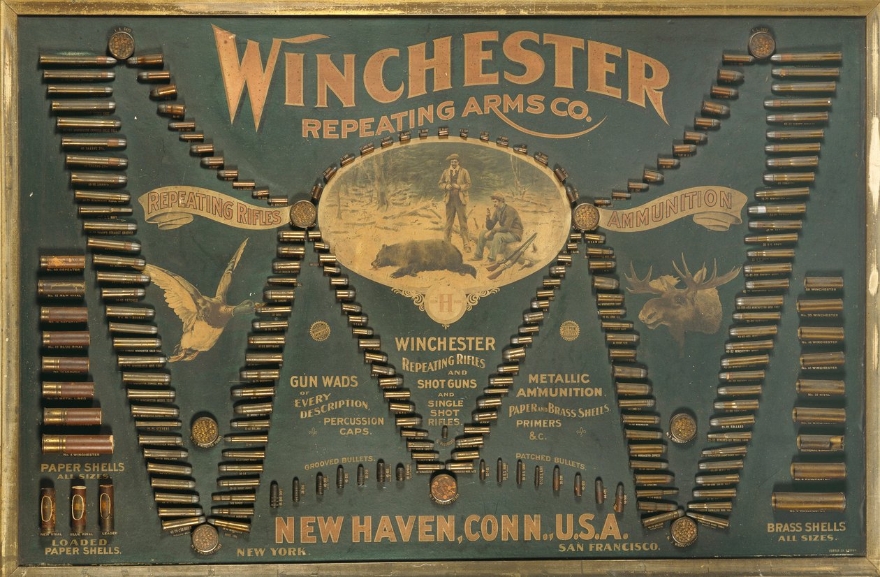 لوحة عرض خرطوشة Winchester ، مع مجموعة شاملة من البنادق المعدنية والنحاسية والورقية وخراطيش الطلقات مرتبة في شكل "W" ممتد بواسطة غير معروف