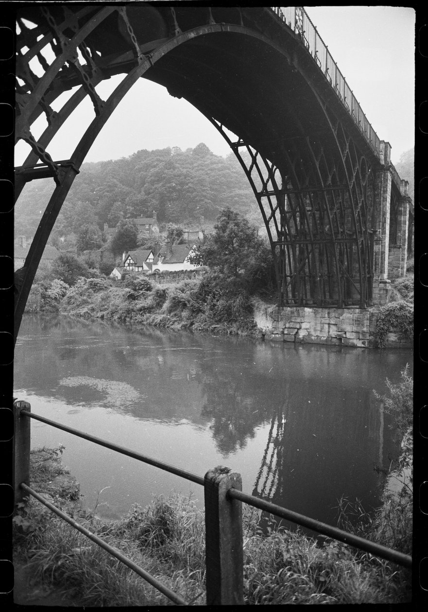 منظر عام للجسر الحديدي ، و Iron Bridge ، و Ironbridge ، و The Gorge ، و Telford و Wrekin ، المملكة المتحدة ، حوالي 1955-1982 (صورة بالأبيض والأسود) بواسطة فنان غير معروف