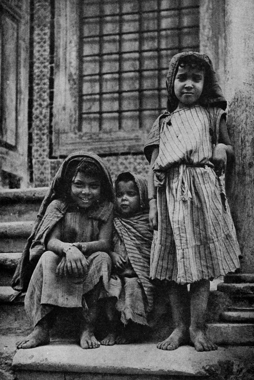 أفريقيا. متسولون بشارع العرب خارج مسجد بتونس. 1920 بواسطة غير معروف