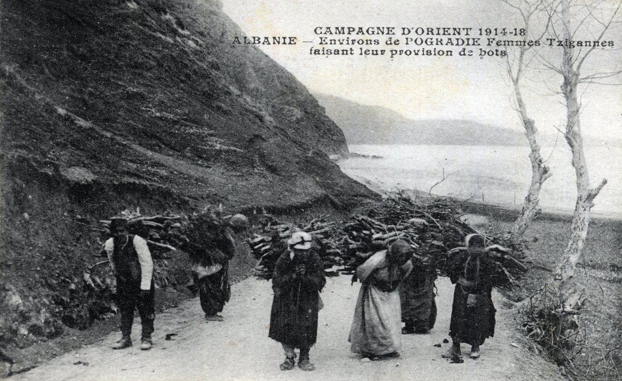 ألبانيا: نساء غجريات يرتدين حزمات خشبية على ظهورهن - بطاقة بريدية 1914-1918 بواسطة فنان غير معروف