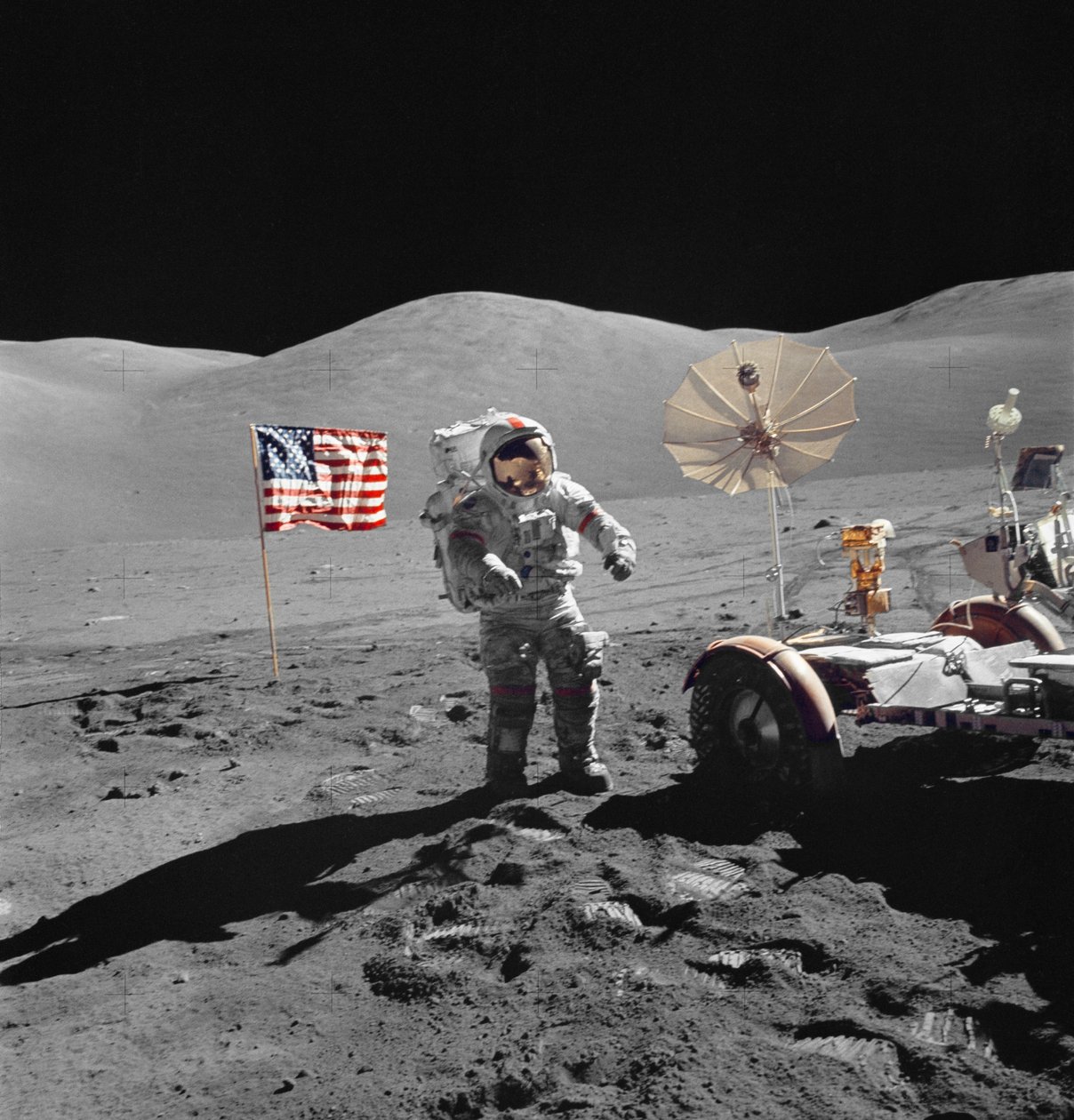 Astronaut Eugene Cernan walks toward LRV during EVA بواسطة غير معروف