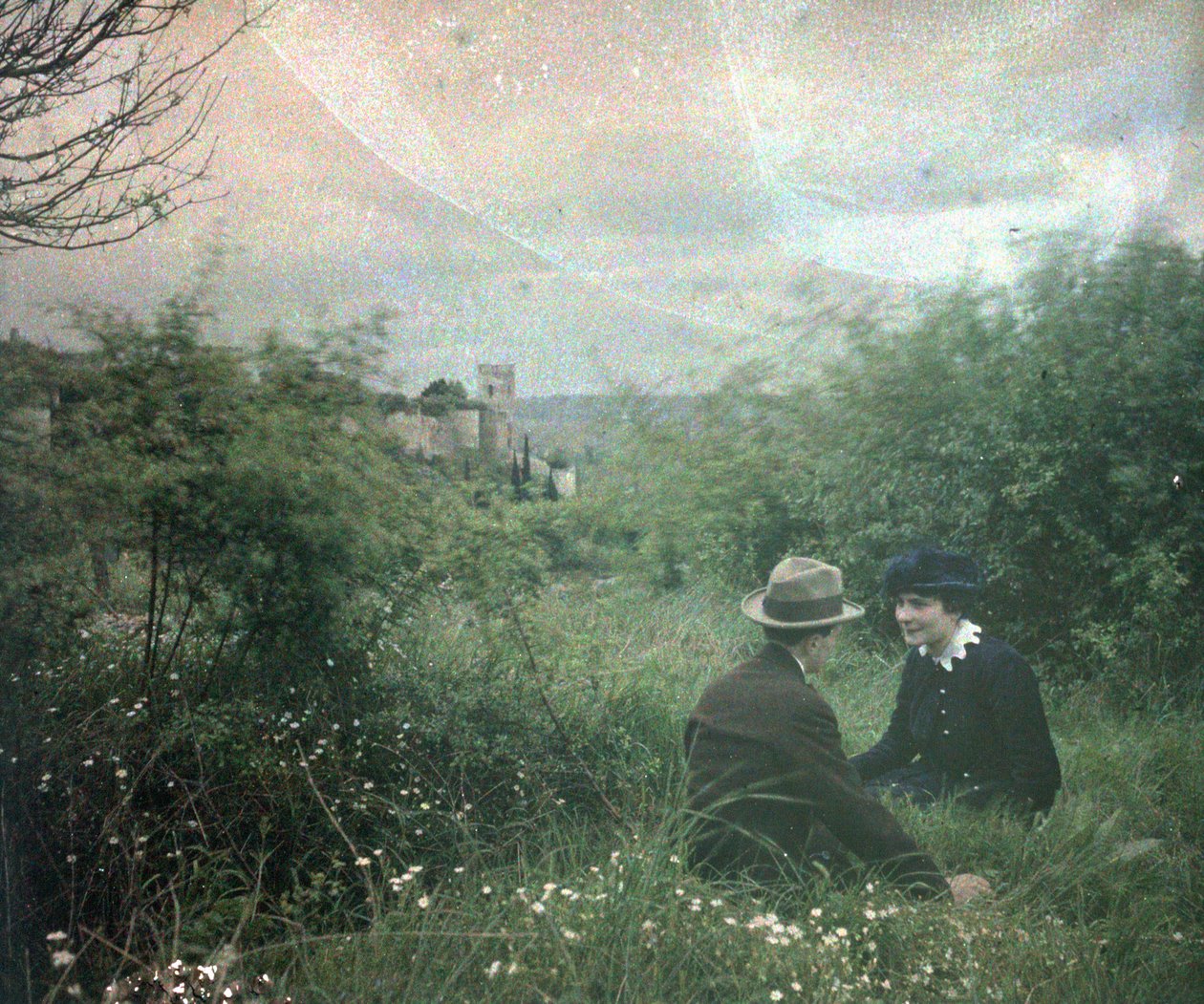 Autochrome مجهول - تورين وقلاعها: الزوجان C بالقرب من قلعة شينون، فرنسا بواسطة فنان غير معروف