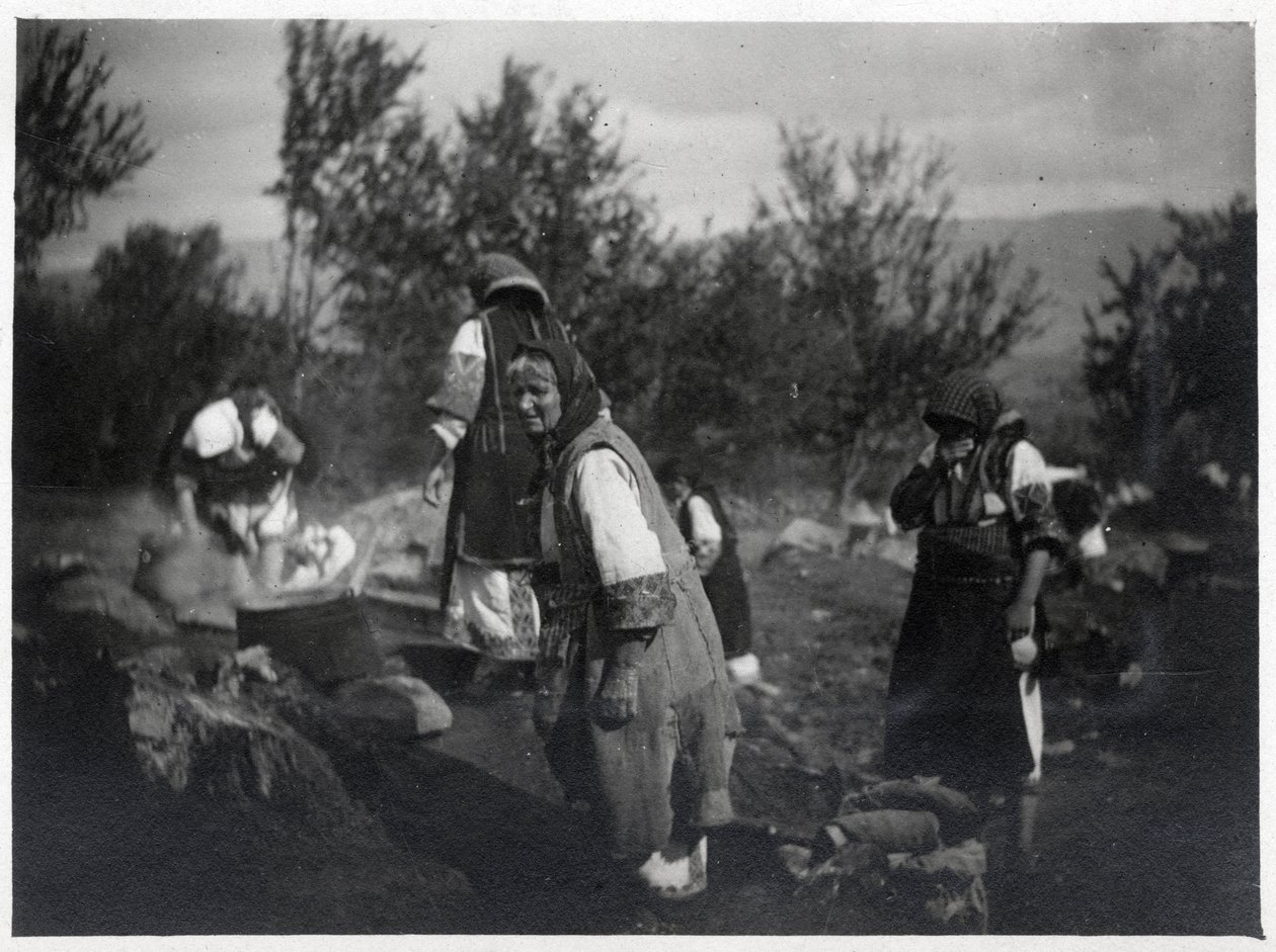 شبه جزيرة البلقان: نساء أمام إناء مشتعل منه - بطاقة بريدية 1914-1918 بواسطة فنان غير معروف