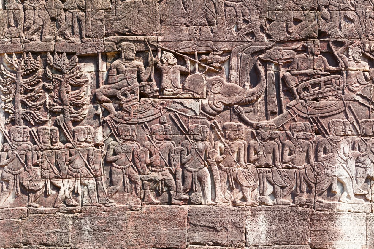 نقوش بارزة على الجانب الغربي من معبد بايون تصور جنود الخمير وهم يسيرون في موقع أنغكور الأثري ، كمبوديا (صورة) بواسطة فنان غير معروف