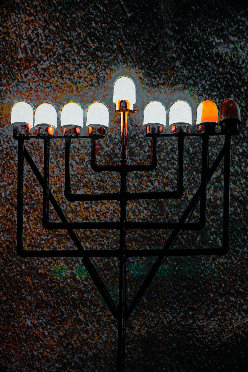 الكنيس الكبير Menorah ، 2018 (صورة أعيد طلاؤها باليد) بواسطة فنان غير معروف