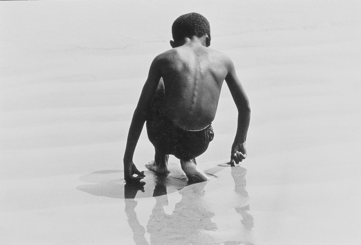 صبي يلعب في الرمال في جزيرة كوني ، بدون عنوان 30 ، حوالي 1953-64 (صورة b / w) بواسطة فنان غير معروف