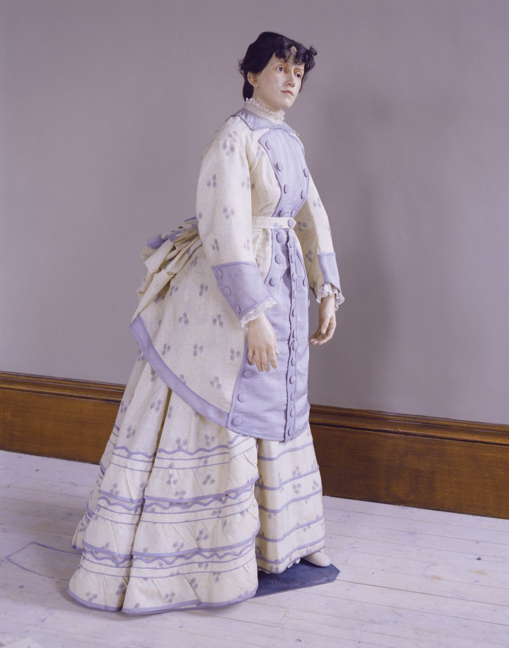 فستان صاخب من الألبكة المطبوعة الاعوجاج ، c1872-4 بواسطة غير معروف