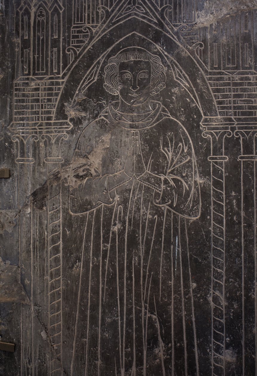 مجموعة الكاتدرائية. جزء من صفيحة حجرية. الإغاثة. مسؤول الكنيسة. الكنيسة الأصلية (Saint-Quentin of Tournai. نهاية القرن الثالث عشر. بواسطة فنان غير معروف