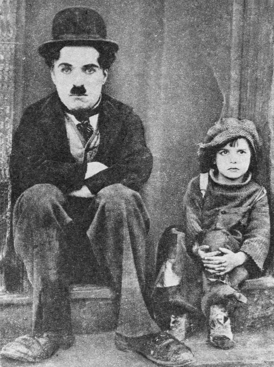 تشارلي شابلن وجاكي كوجان في فيلم The Kid (صورة b / w) بواسطة غير معروف