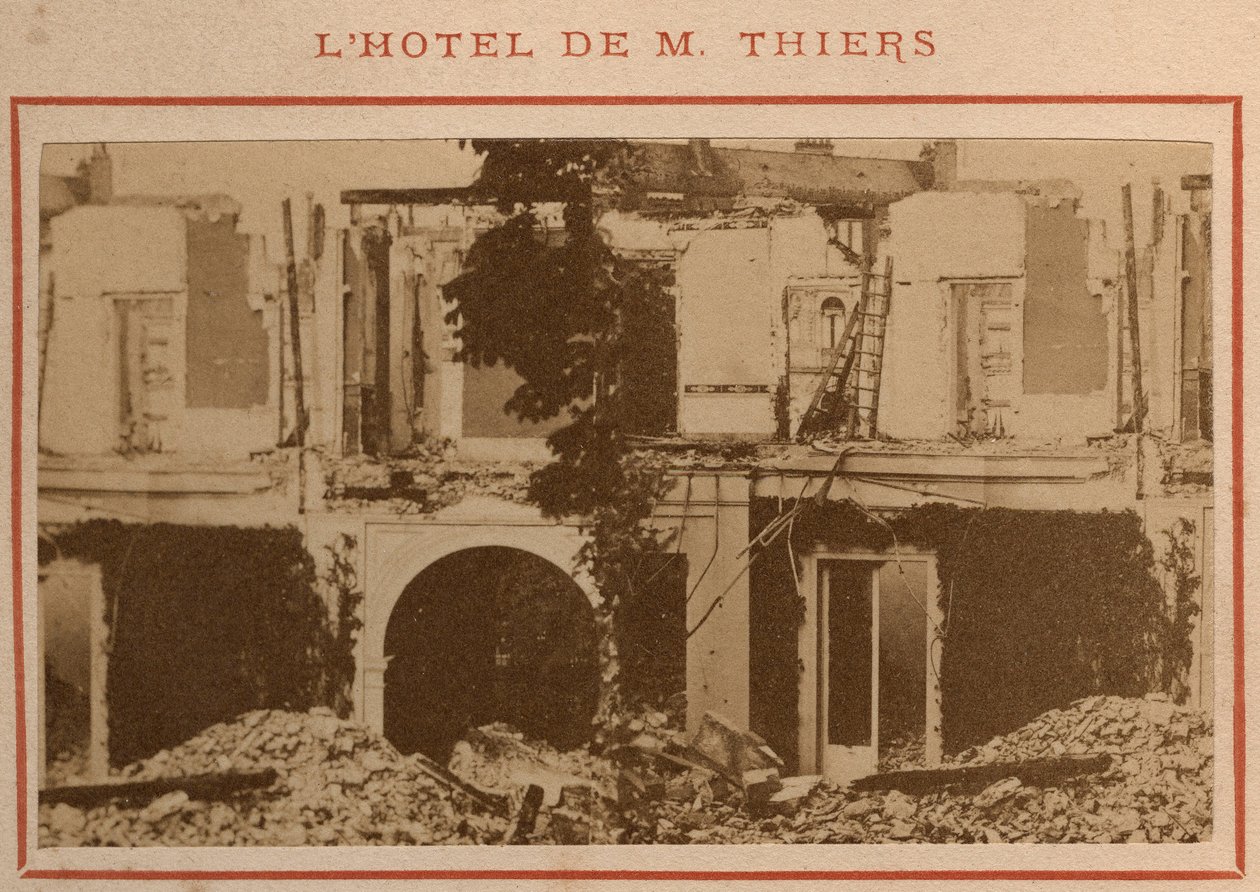 Commune de Paris (1871): تم تدمير قصر Adolphe Thiers بعد مصادرة ممتلكاته في مايو 1871. طباعة على الورق المقوى ، Dim. 9x5،4 سم بواسطة غير معروف