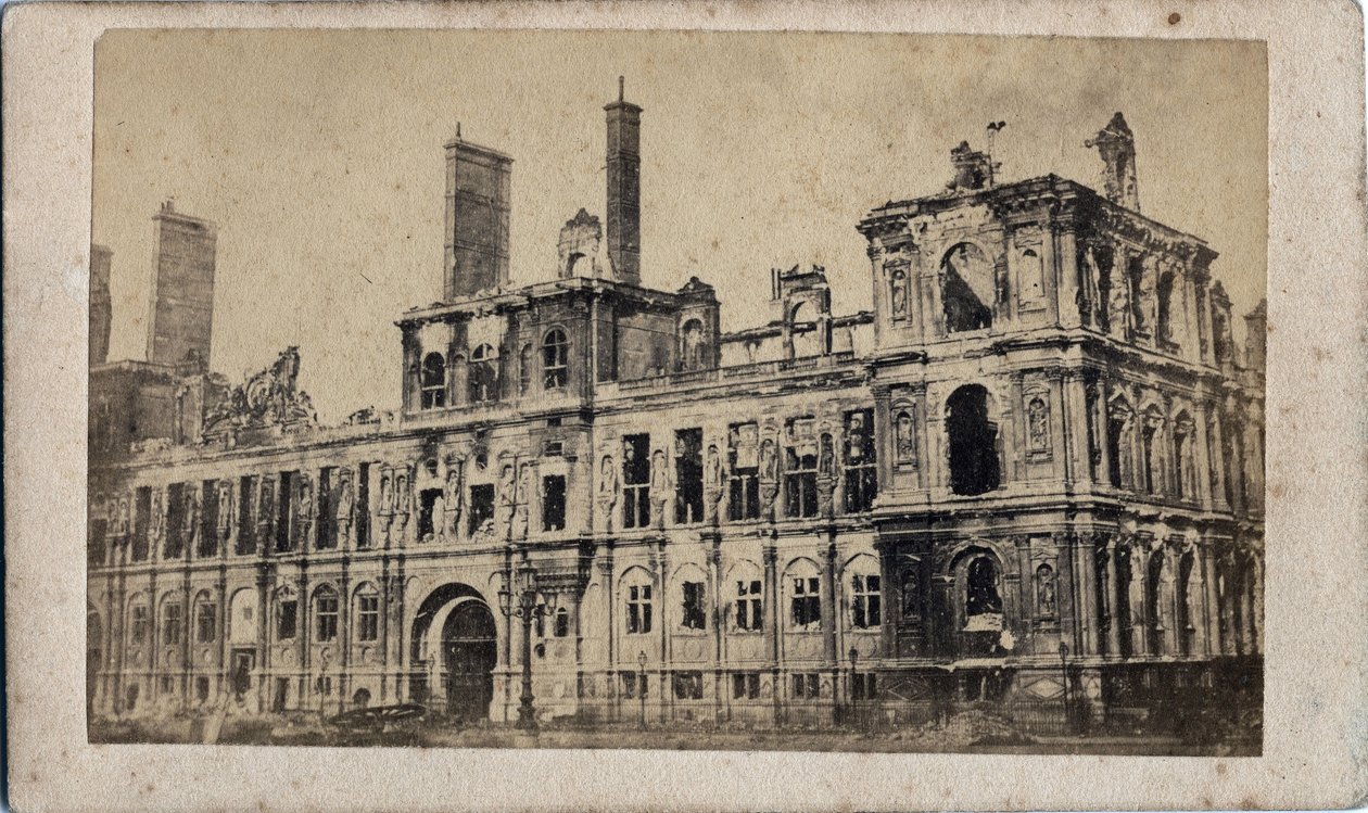 Commune de Paris (1871): منظر لمبنى البلدية بعد حريق مايو 1871. تصوير مجهول. طباعة على كرتون خافت. 10x7 سم بواسطة غير معروف