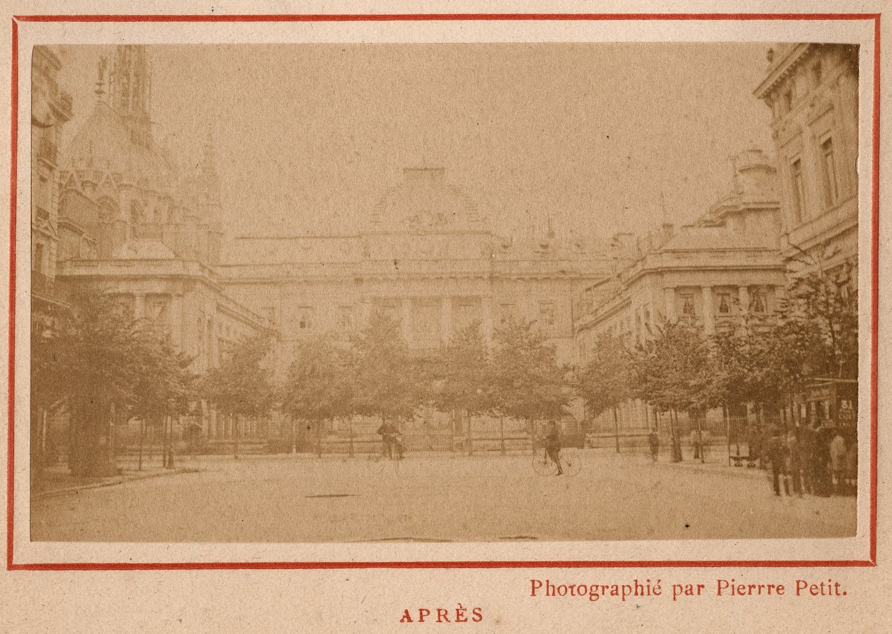 Commune de Paris (1871): منظر لقصر العدل في باريس بعد حريقه في مايو 1871. صورة فوتوغرافية لـ Pierre Pepetit. طباعة على كرتون ، خافت. 9x5،4 سم بواسطة غير معروف