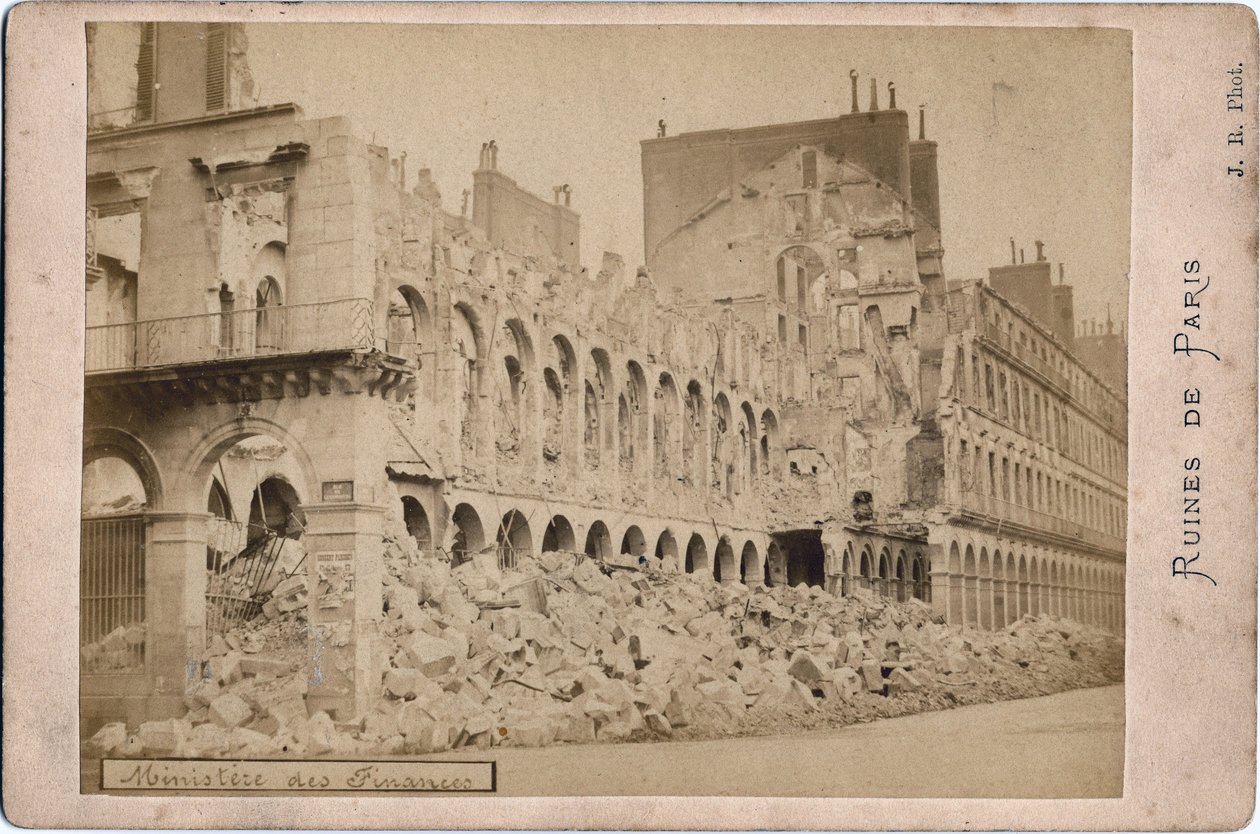 Commune de Paris: منظر لأطلال وزارة المالية في باريس في مايو 1871. الصورة J.R. Dim. 16،3X10،8 سم بواسطة غير معروف