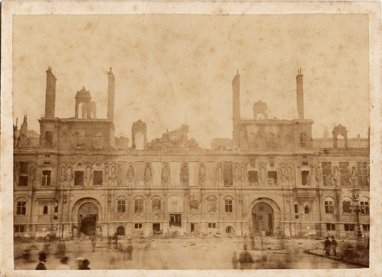 كومونة باريس (1871): منظر لنيران دار البلدية في مايو 1871. تصوير مجهول ، مطبوع على ورق مقوى خافت. 15 × 10 سم بواسطة غير معروف