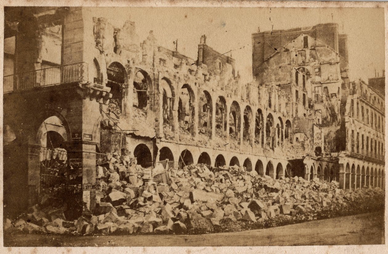 كومونة باريس (1871): منظر لوزارة المالية بعد حريق مايو 1871. تصوير. طباعة على كرتون خافت. 10x6،9 سم بواسطة غير معروف