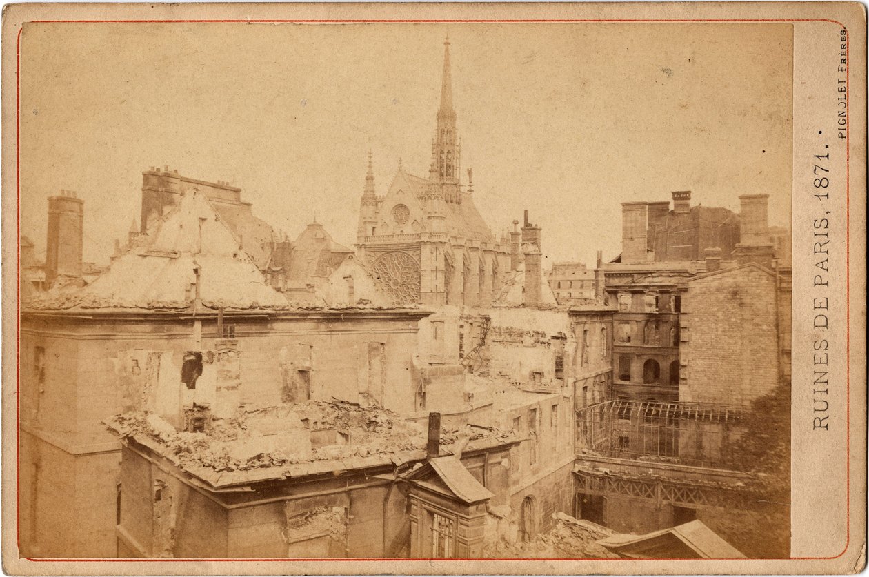 كومونة باريس: منظر لأطلال قصر العدل وسانت شابيل في باريس في مايو 1871. تصوير الأخوان بينوليه. خافت. 16،3X10،8 سم بواسطة فنان غير معروف