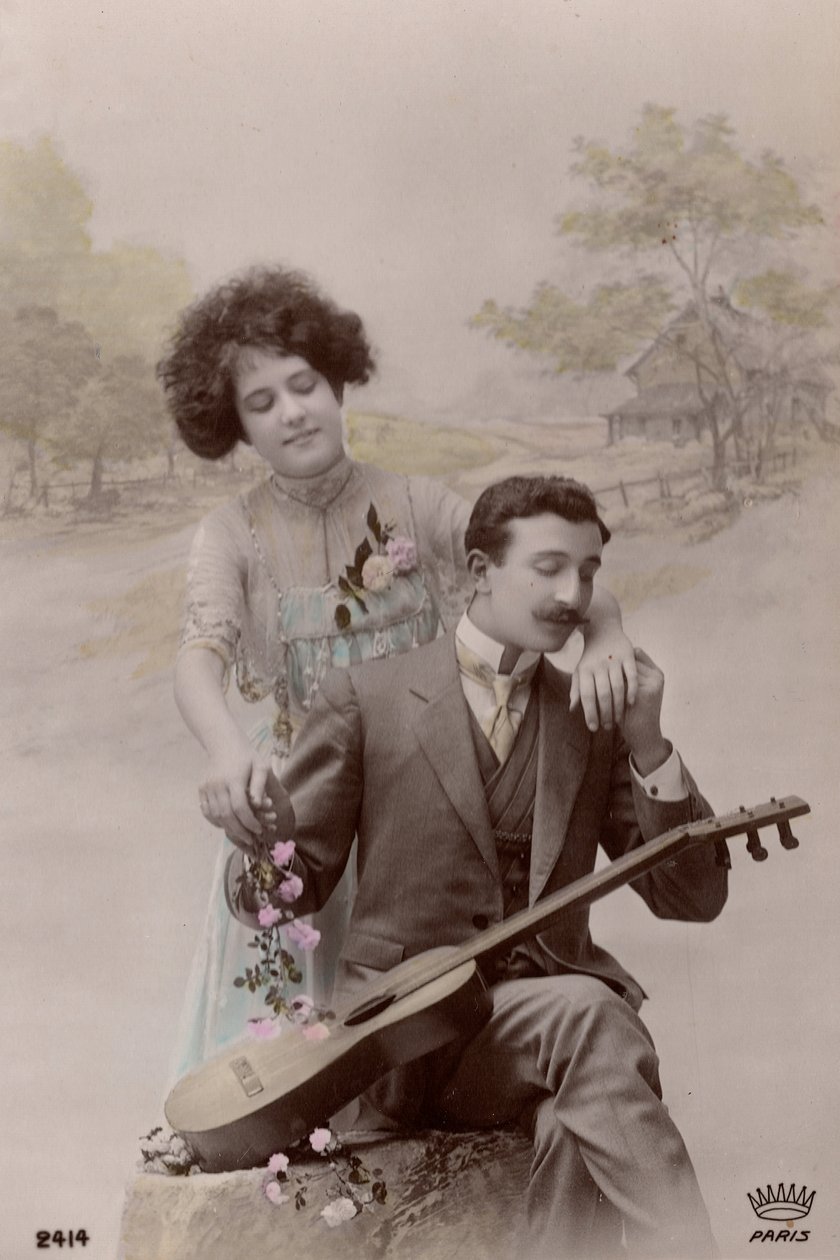 زوجان مع زهور وجيتار إسباني ، فرنسا ، حوالي عام 1910 (بطاقة بريدية) بواسطة فنان غير معروف