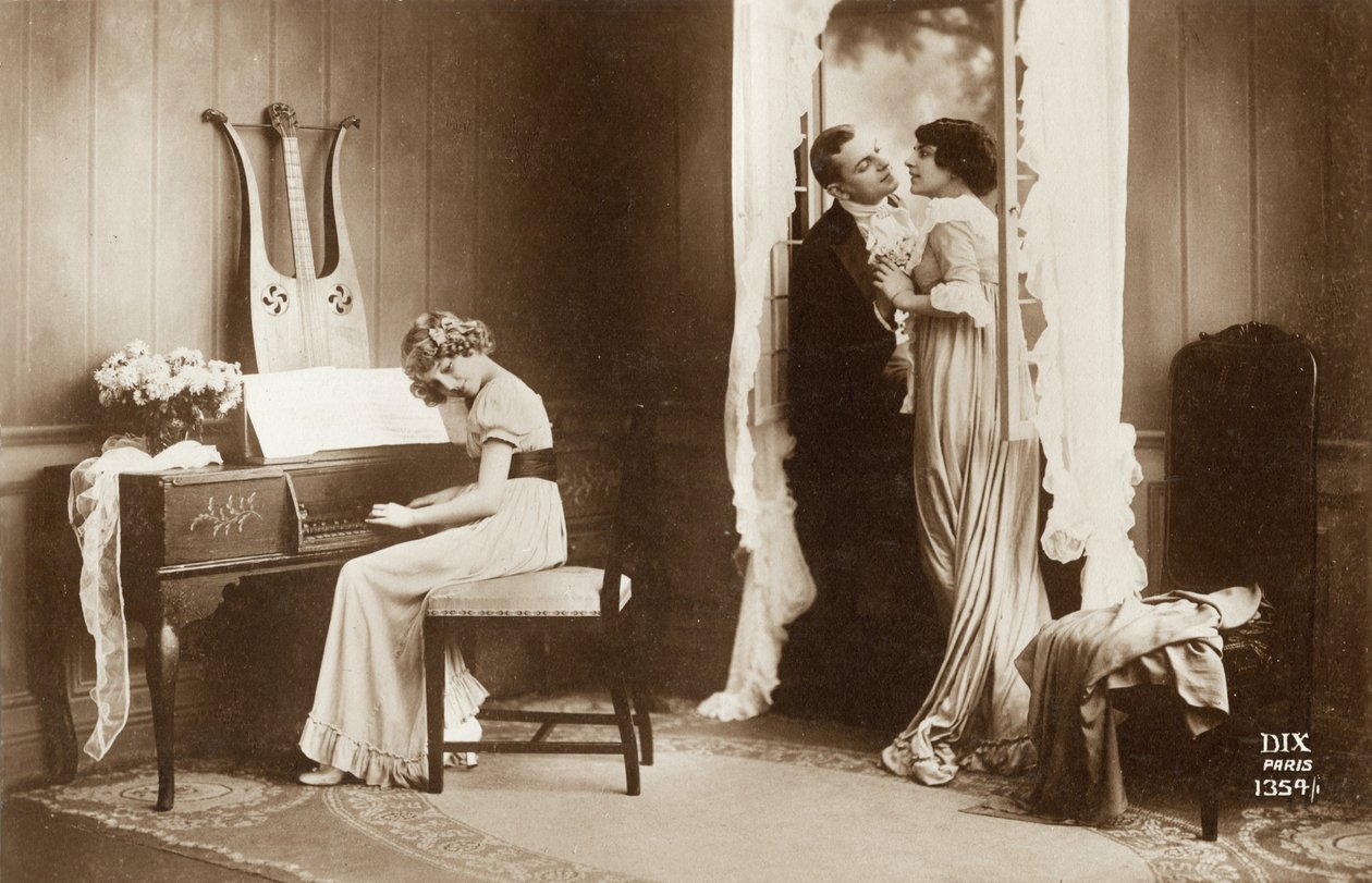 مغازلة الزوجين وفتاة صغيرة تعزف على البيانو ، باريس ، حوالي عام 1920 (بطاقة بريدية) بواسطة فنان غير معروف
