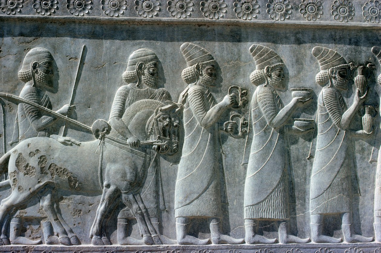 تفاصيل إفريز الإغاثة على الدرج الشرقي إلى أبادانا (قاعة الجمهور) يصور المندوبين الليديين وهم يحملون هدايا للاحتفال ، الفترة الأخمينية ، حوالي 515 قبل الميلاد (الحجر الجيري) (انظر 117114) بواسطة غير معروف