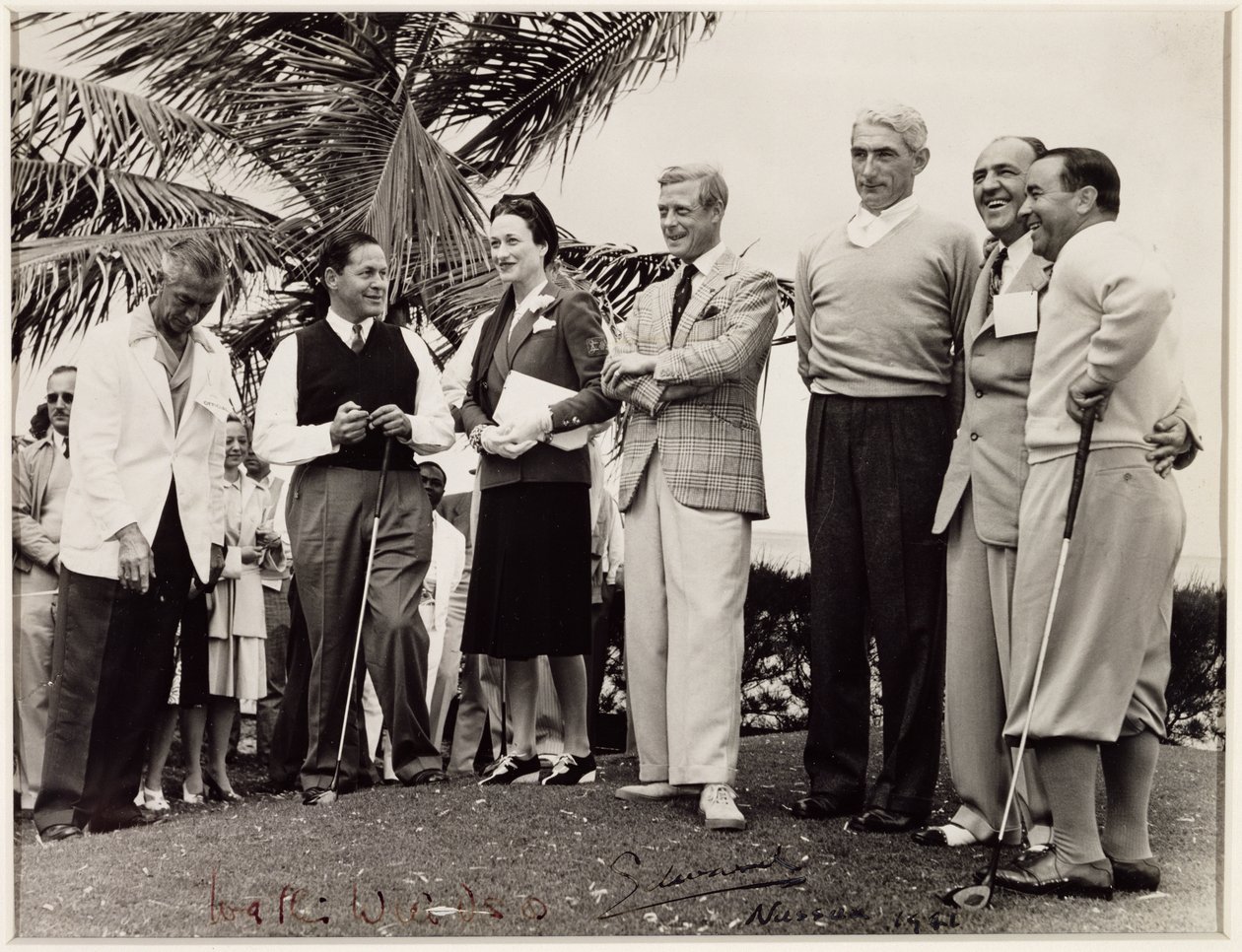 إدوارد ، دوق وندسور (1894-1972) واليس ، دوقة وندسور (1896-1986) في بطولة جولف في ناسو بواسطة غير معروف