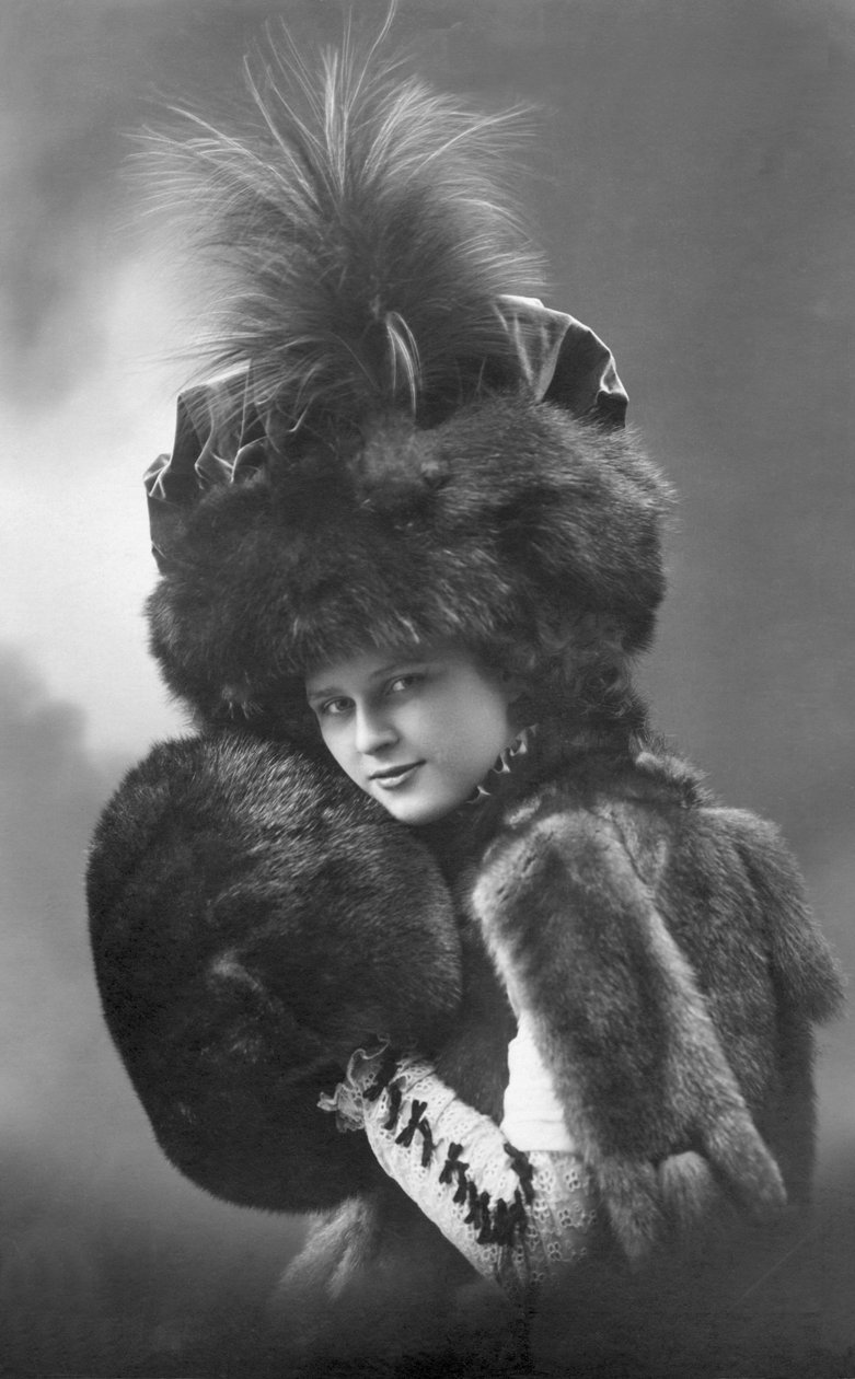 أزياء: امرأة شابة ترتدي الفراء (معطف وقبعة من الريش وأكمام). أنيس 1920-1930 صورة أزياء تاريخية، عارضة أزياء أنثى بواسطة فنان غير معروف