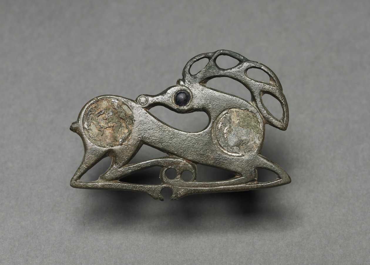 الشظية في شكل أيل مستلقي ، c.400 بواسطة غير معروف