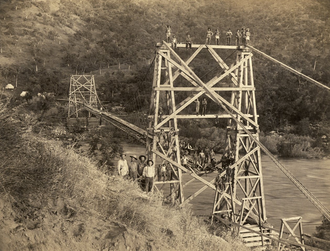 فريسنو ، كاليفورنيا: 1890 تُظهر هذه الصورة التي التقطها CC Curtis جسر سميث ومور فوق نهر كينغز وهو جزء من مجرى بناه هيرام ت. سميث وأوستن دي مور ، لنقل الأخشاب من سييرا لشركتهم ، نهر كينغز خشب بواسطة غير معروف