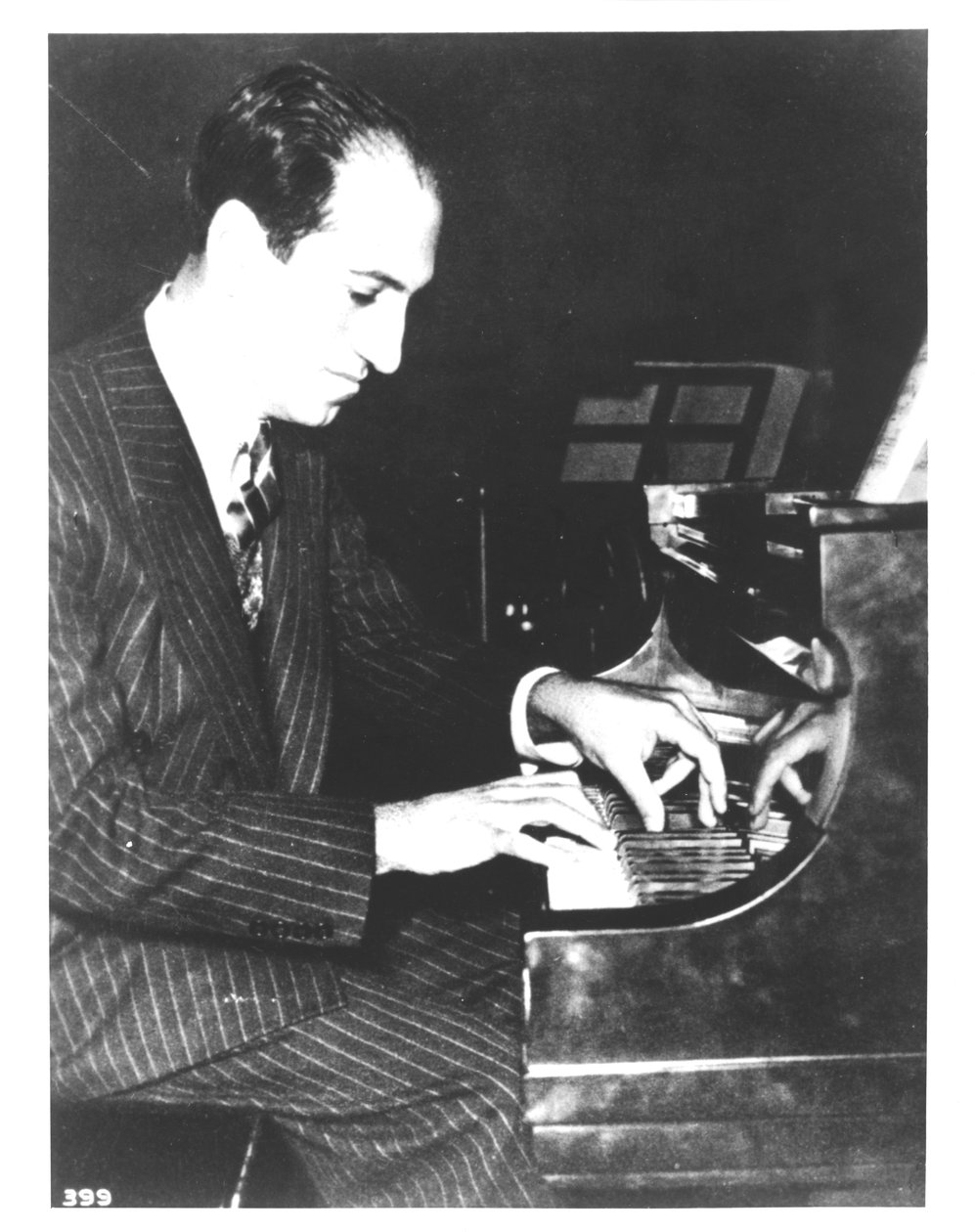 جورج غيرشوين (1898-1937) الملحن الأمريكي ، على البيانو ، حوالي 1935 (صورة بالأبيض والأسود) بواسطة غير معروف