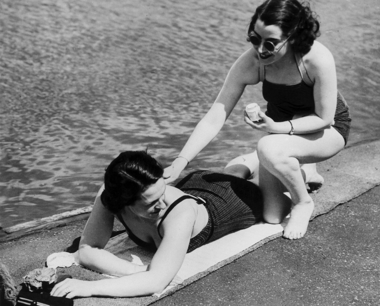 "فتيات في Serpentine Lido بواسطة غير معروف