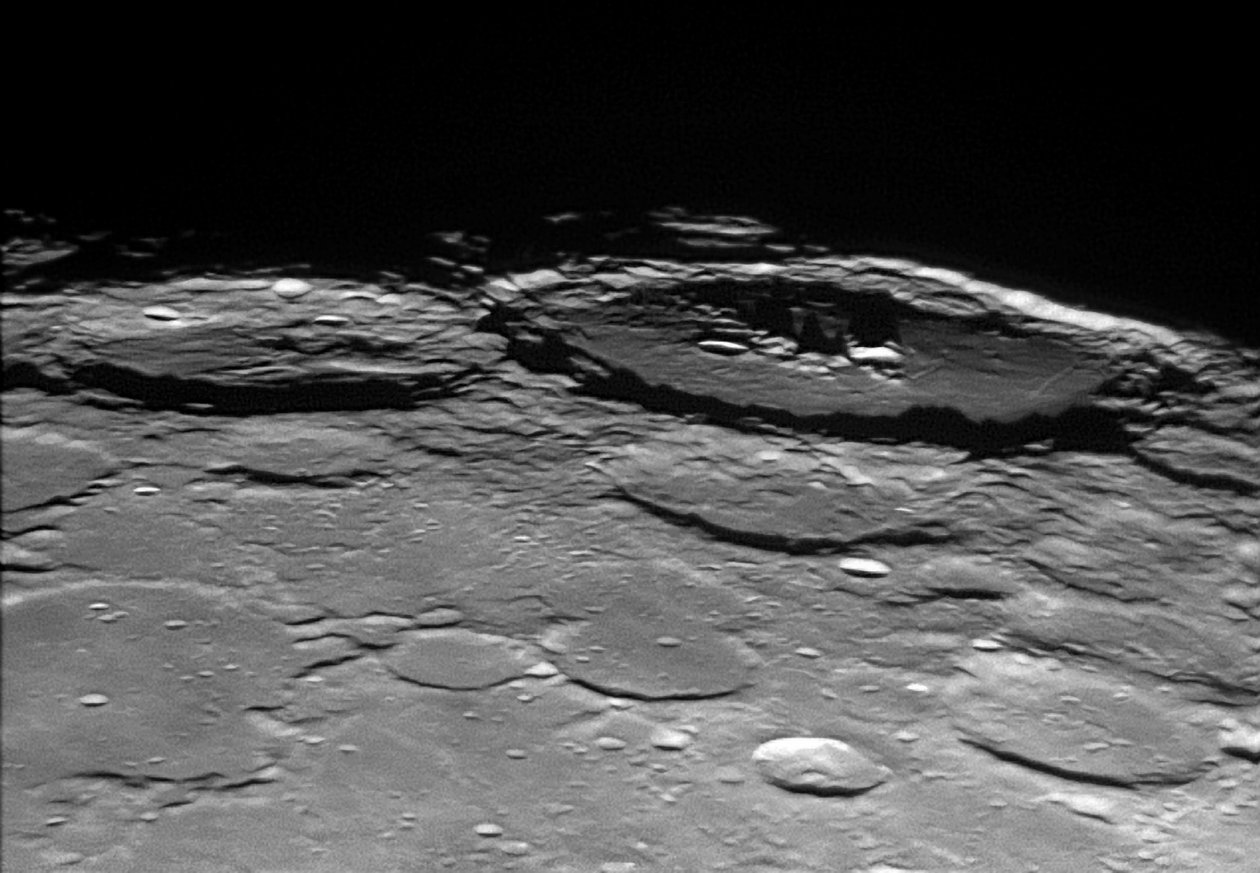 Humboldt و Hecataeus Craters بواسطة غير معروف