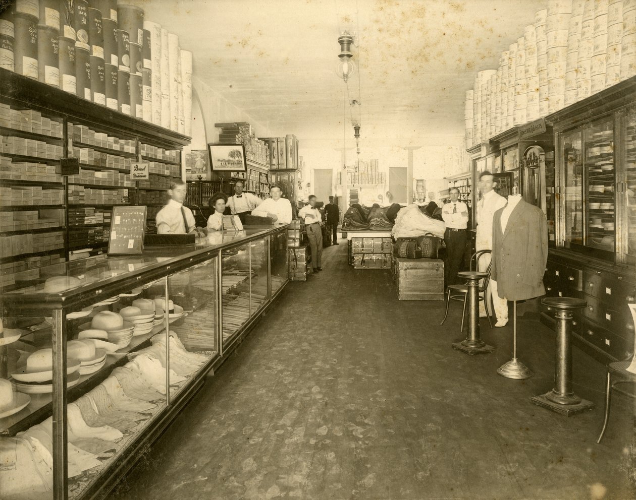 التصميم الداخلي لمتجر أحذية John Sewell & Co. في 304-6 12th Avenue (Flagler Street) ، حوالي 1910 (b / w photo) بواسطة غير معروف