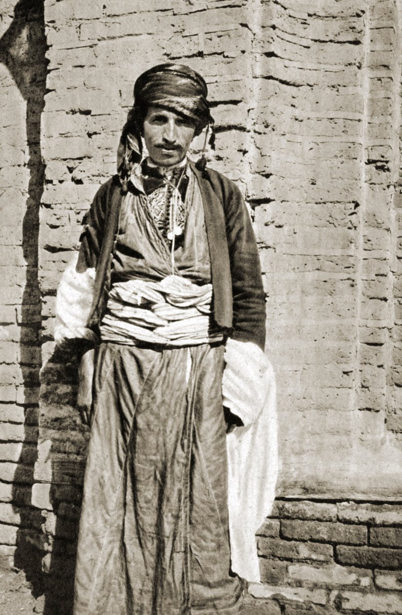  بواسطة فنان غير معروف