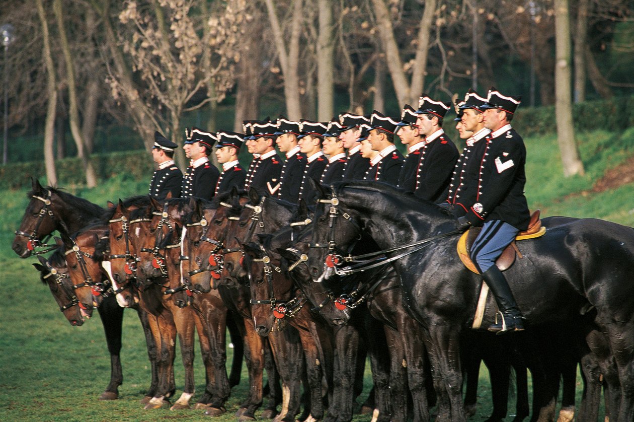 إيطاليا ، سرب Cuirassiers على ظهور الخيل يقف في الصف بواسطة فنان غير معروف