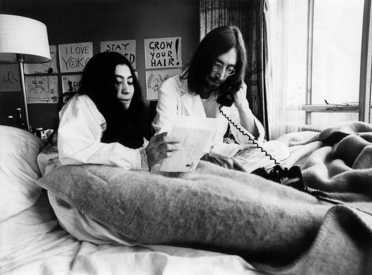 جون لينون ويوكو أونو في فندق هيلتون في أمستردام ، 25 مارس 1969 (أبيض وأسود) بواسطة غير معروف