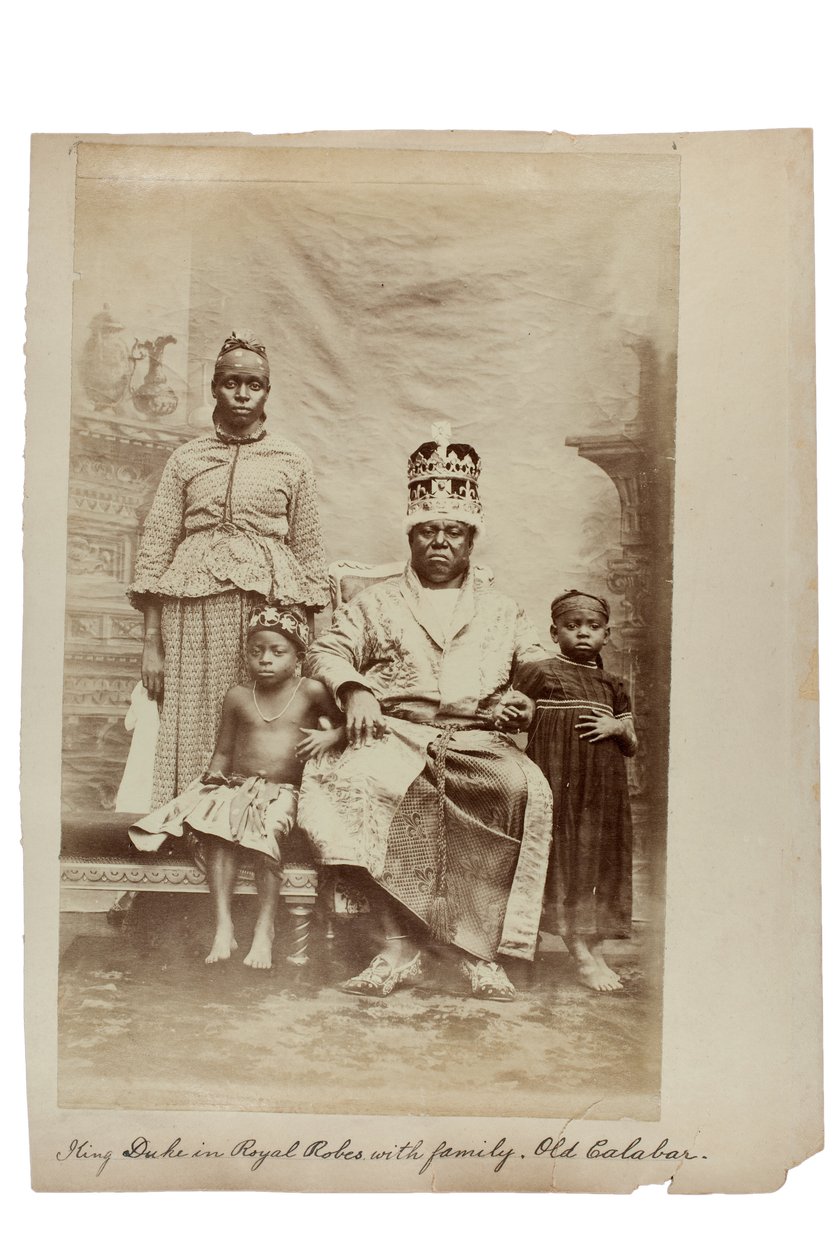 الملك دوق بالرداء الملكي مع العائلة ، كالابار القديمة ، نيجيريا ، حوالي 1890 (طباعة زلالية) بواسطة غير معروف