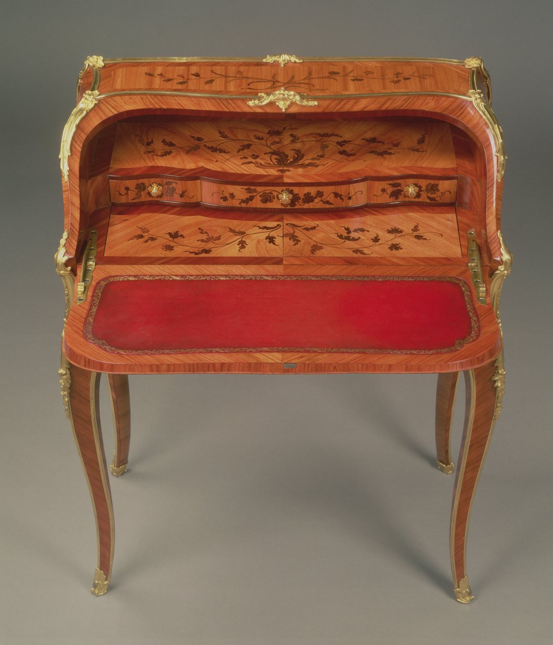 Louis XV bureau de dame ، مع مطعّم الأزهار وحوامل Ormolu ، بقلم برنارد الثاني فان ريزنبرغ (1730-65 - 6) ، حوالي 1750 بواسطة غير معروف