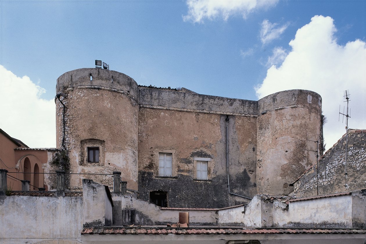 منظر الزاوية منخفض، بسبب، قلعة، San Nicandro Garganico، Gargano National Park، Puglia، Italy بواسطة فنان غير معروف