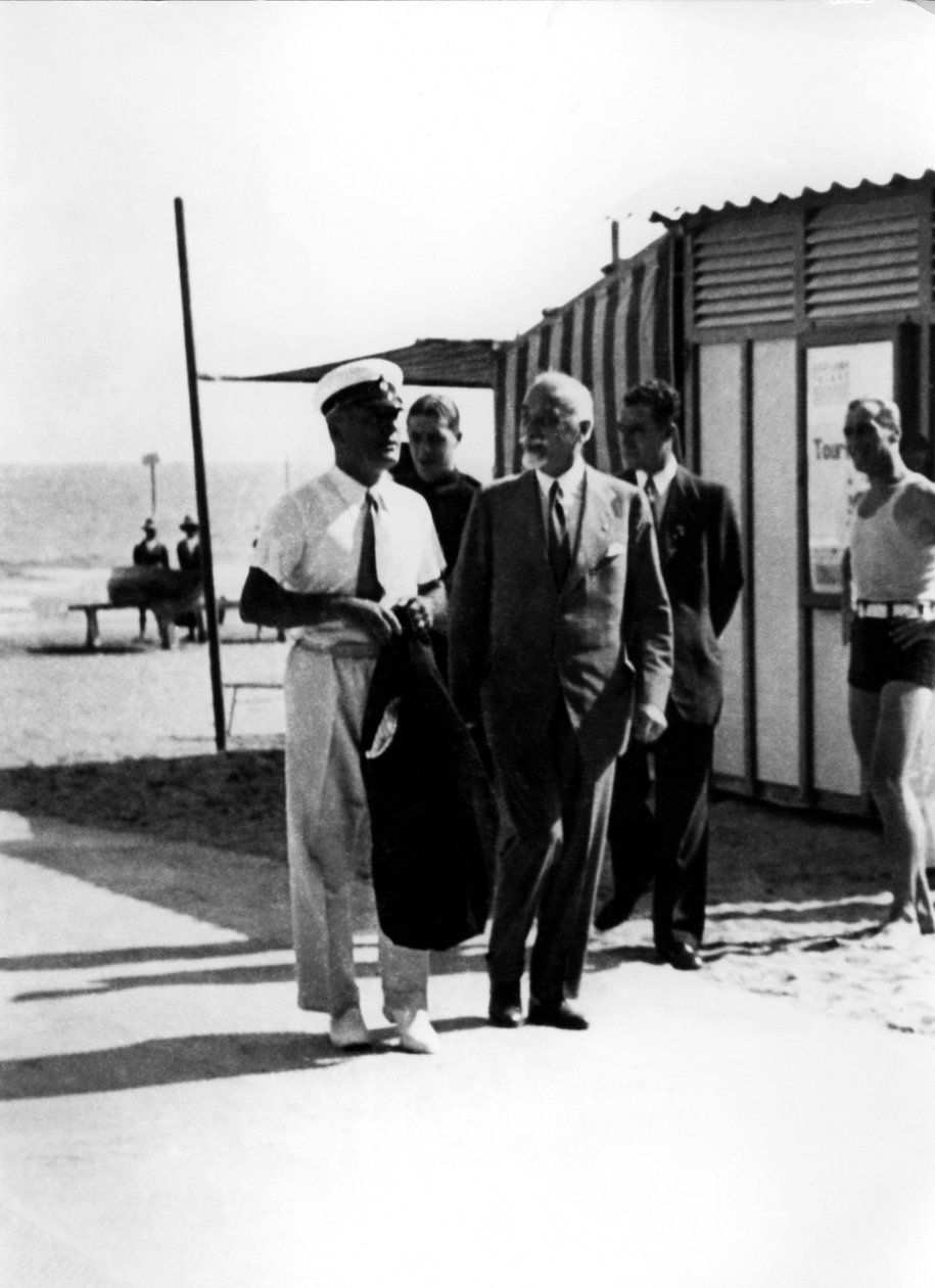 معرض السينما سنة 1930: المغفل بينيتو موسوليني في ليدو مع الكونت جوزيبي فولبي دي ميسوراتا البندقية بواسطة غير معروف