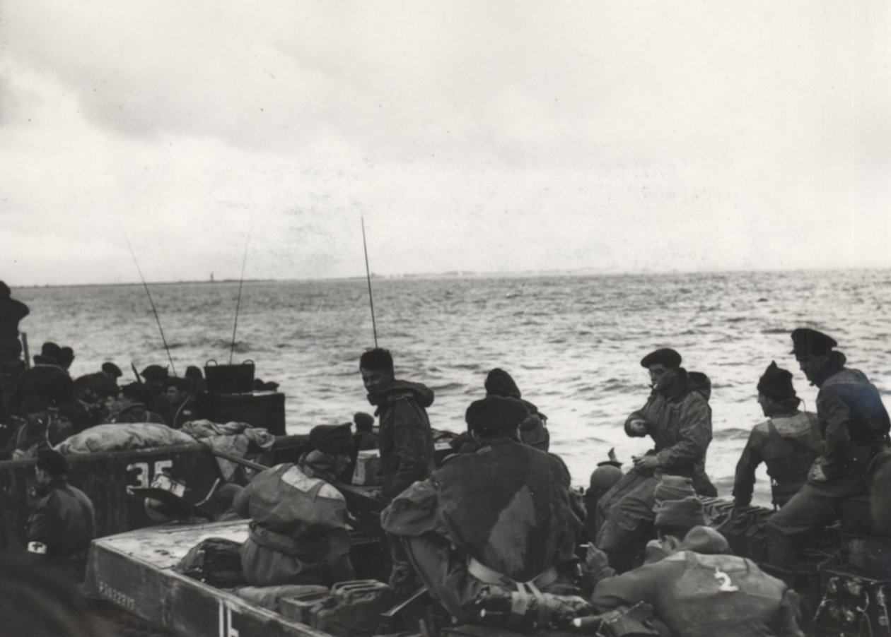 مشاة البحرية من 41 (RM) كوماندوز على متن LCT (Landing Craft Tank) 532 ، يقترب من Westkapelle أثناء الإنزال في Walcheren ، هولندا بواسطة غير معروف