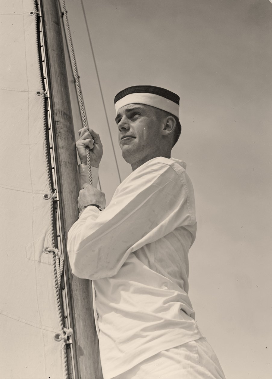 قائد البحرية يرفع الشراع الرئيسي ، الأكاديمية البحرية الأمريكية ، أنابوليس ، ماريلاند. 1942 (صورة) بواسطة غير معروف