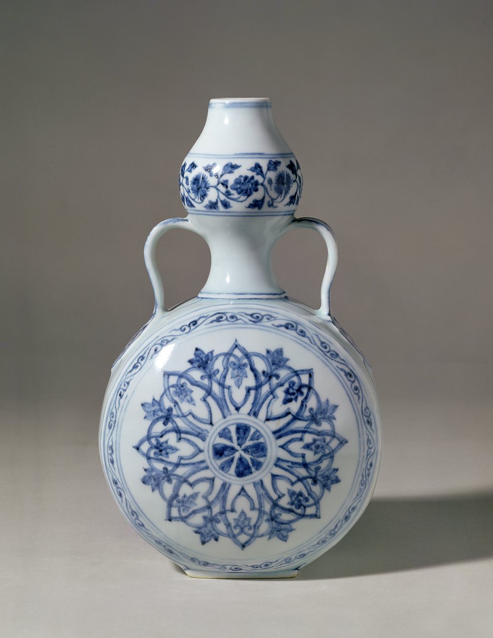 زجاجة الحاج Ming Blue and White ، Hsuan Te Mark (1426-1435) بواسطة غير معروف