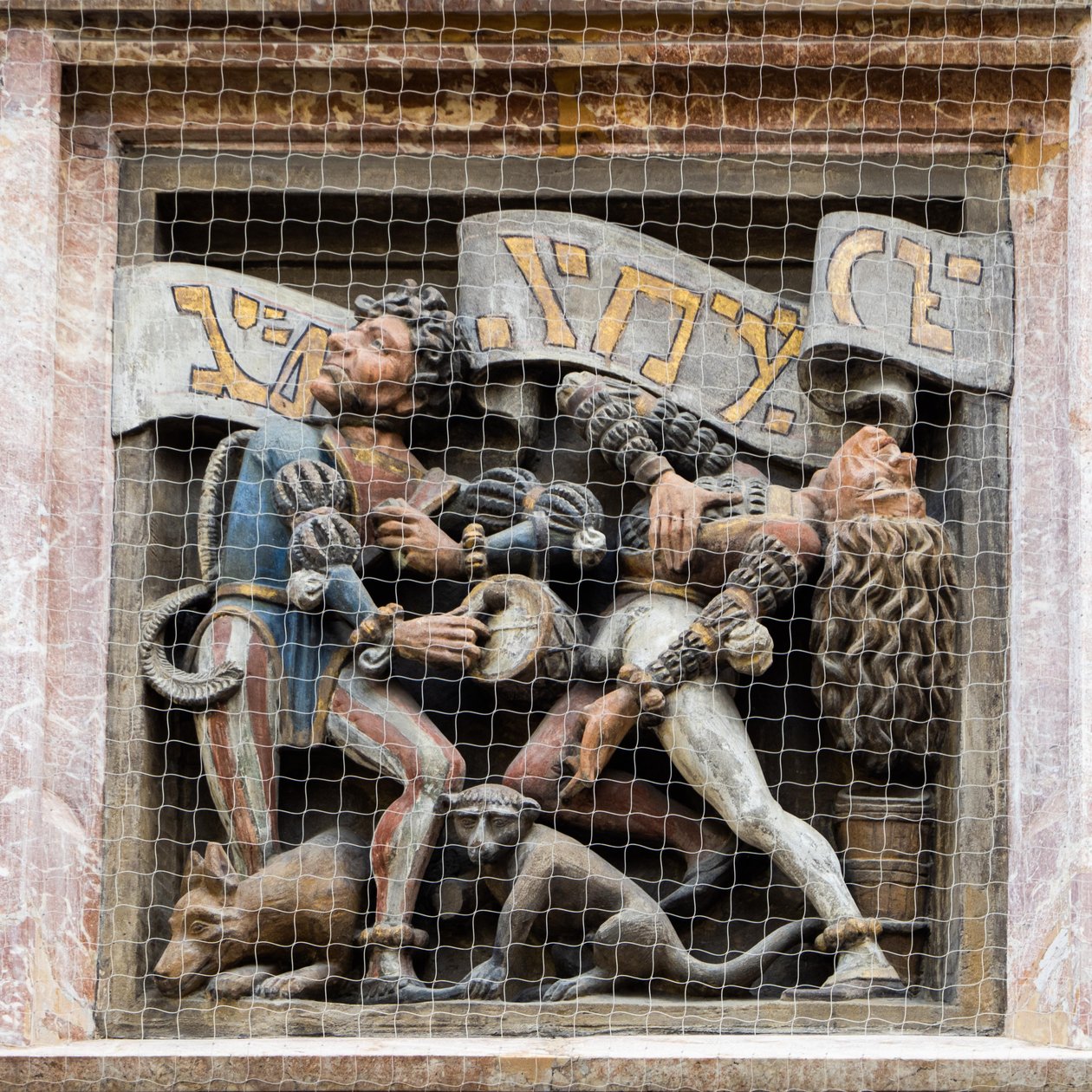 راقصو موريس ، ارتياح على Goldenes Dachl oriel ، إنسبروك ، تيرول ، النمسا ، أوروبا (صورة) بواسطة فنان غير معروف