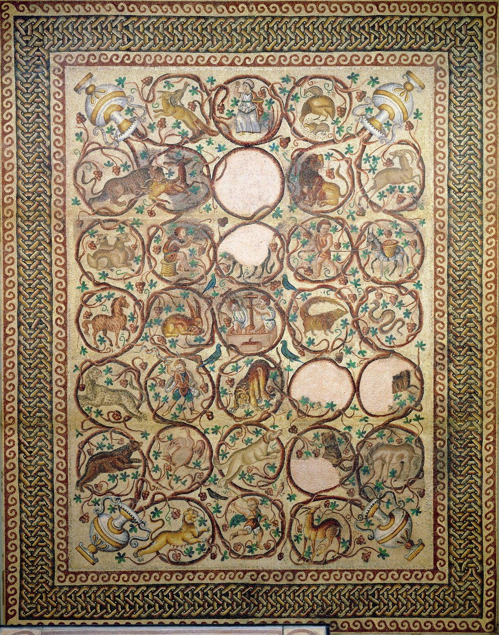 فسيفساء قبر حيرام من أرضية الصحن المركزي لكنيسة القديس كريستوفر ، 575 (فسيفساء) بواسطة غير معروف